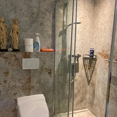 Apartment Flat&breakfast At 10 Steps From Lake Life!